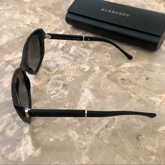 Burberry sunglasses with case - Picture 7 of 7